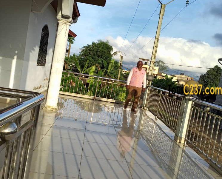 Immeuble R+1 à vendre a Pk12, Douala