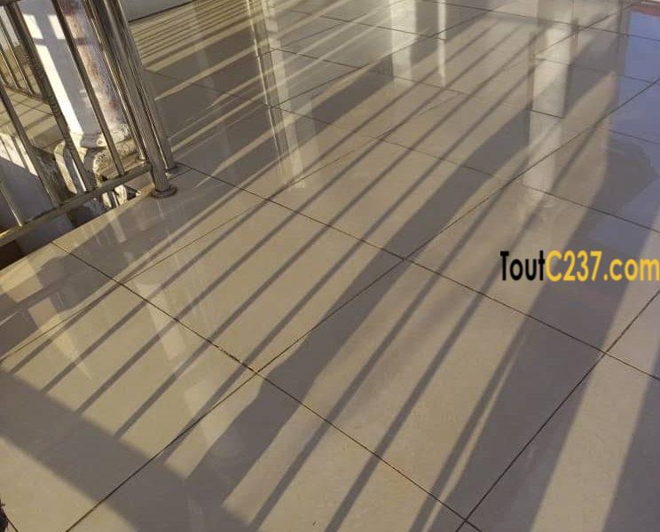 Immeuble R+1 à vendre a Pk12, Douala