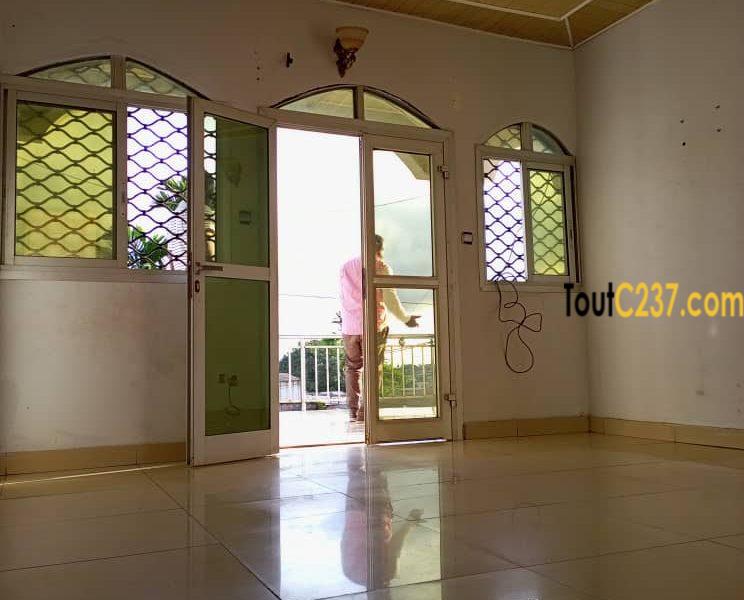 Immeuble R+1 à vendre a Pk12, Douala