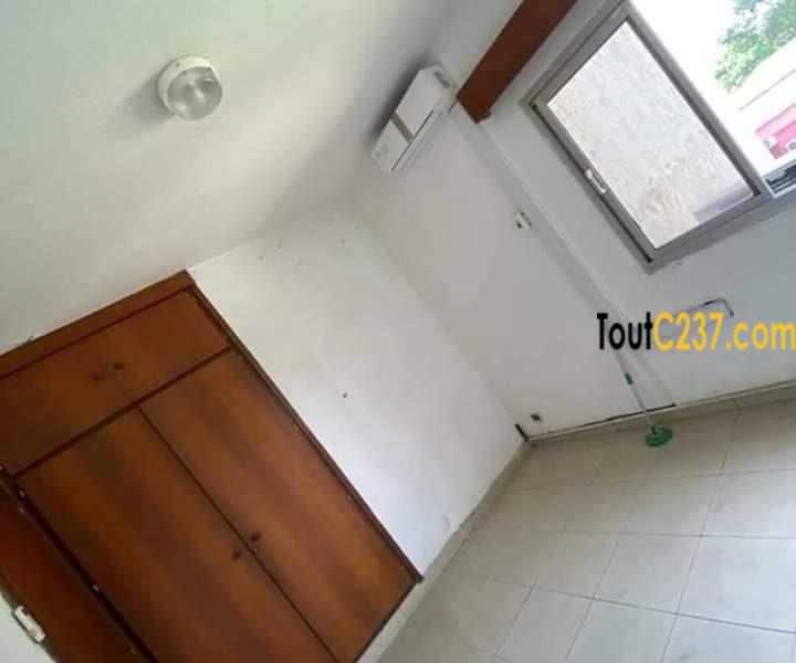 Appartement de 3 chambres à louer à Bonanjo