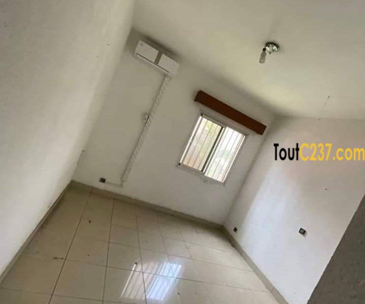 Appartement de 3 chambres à louer à Bonanjo