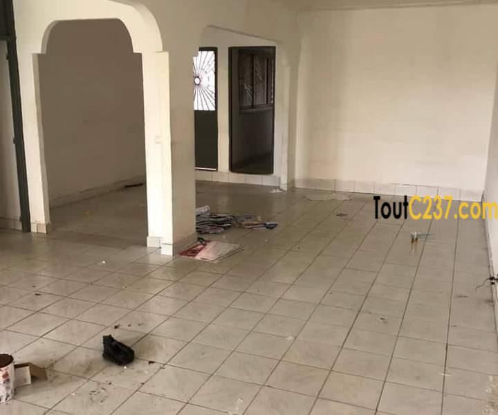 Maison en villa à louer à Makepe