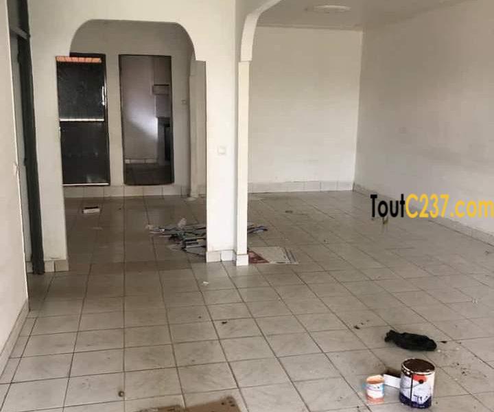 Maison en villa à louer à Makepe