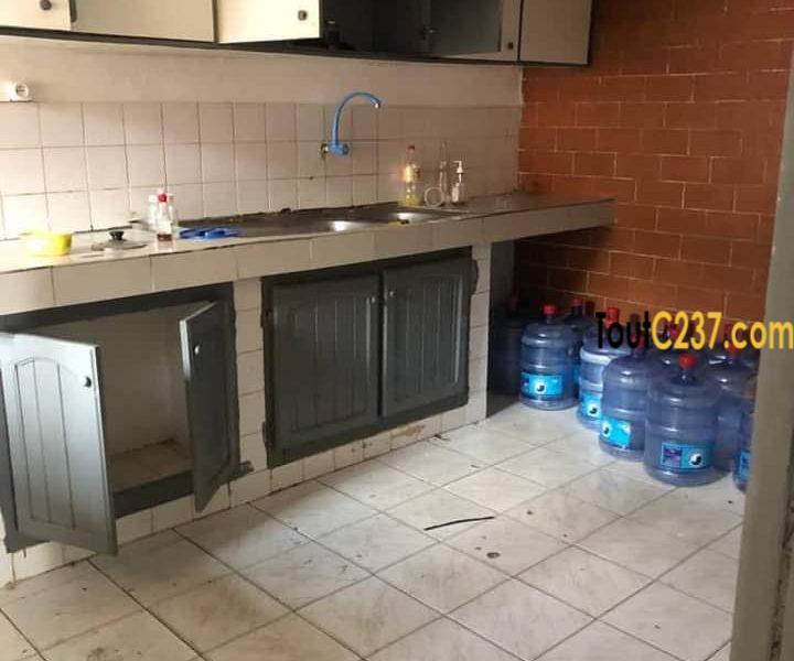 Maison en villa à louer à Makepe