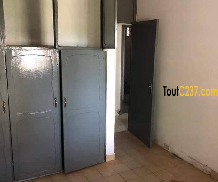 Maison en villa à louer à Makepe
