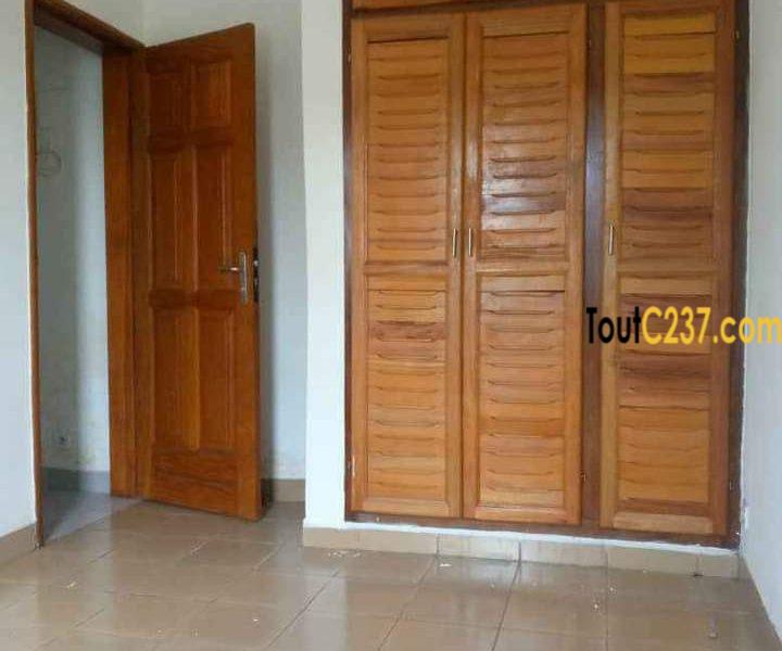 Studio moderne à louer à Deido