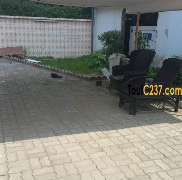 Maison en duplex à louer à Bonapriso