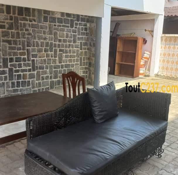 Maison en duplex à louer à Bonapriso