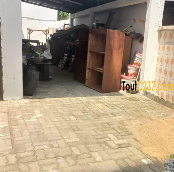 Maison en duplex à louer à Bonapriso