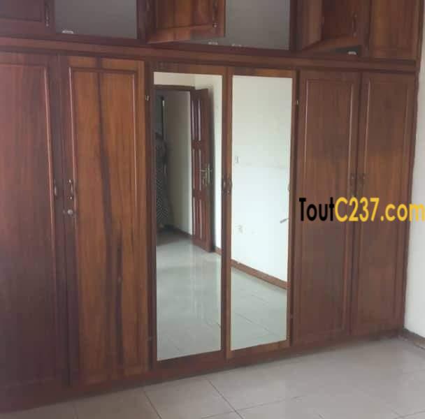 Maison en duplex à louer à Bonapriso