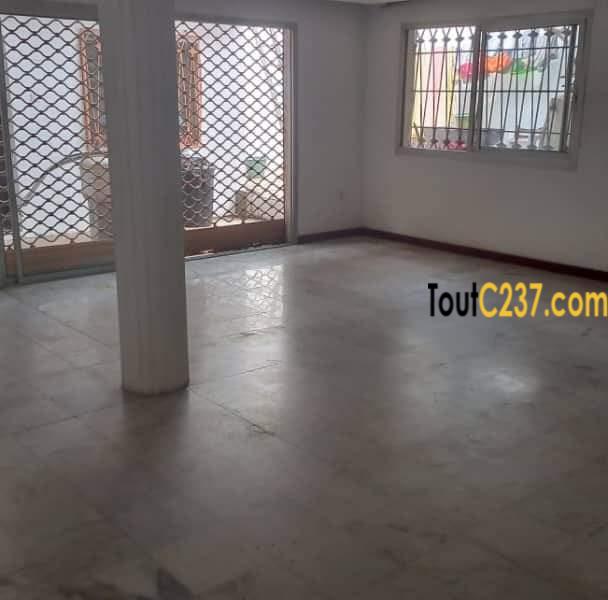 Maison en duplex à louer à Bonapriso