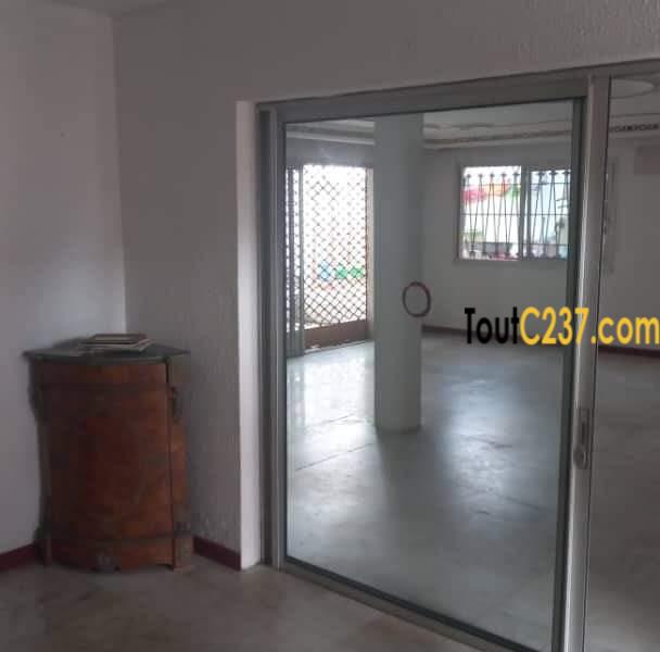 Maison en duplex à louer à Bonapriso