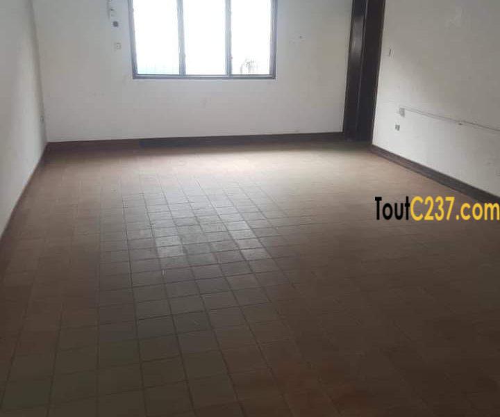 Maison en villa a louer à Deido, Douala