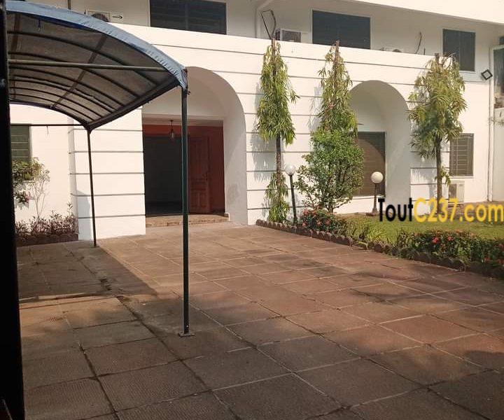 Maison en duplex à louer à Bonpriso