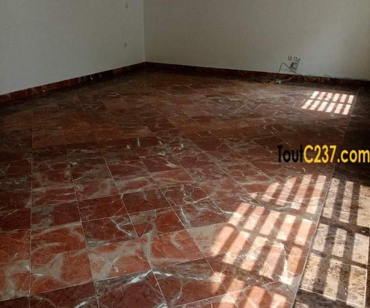 Maison en duplex à louer à Bonpriso