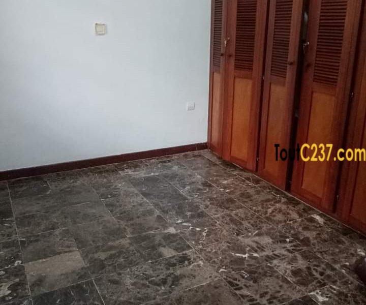 Maison en duplex à louer à Bonpriso