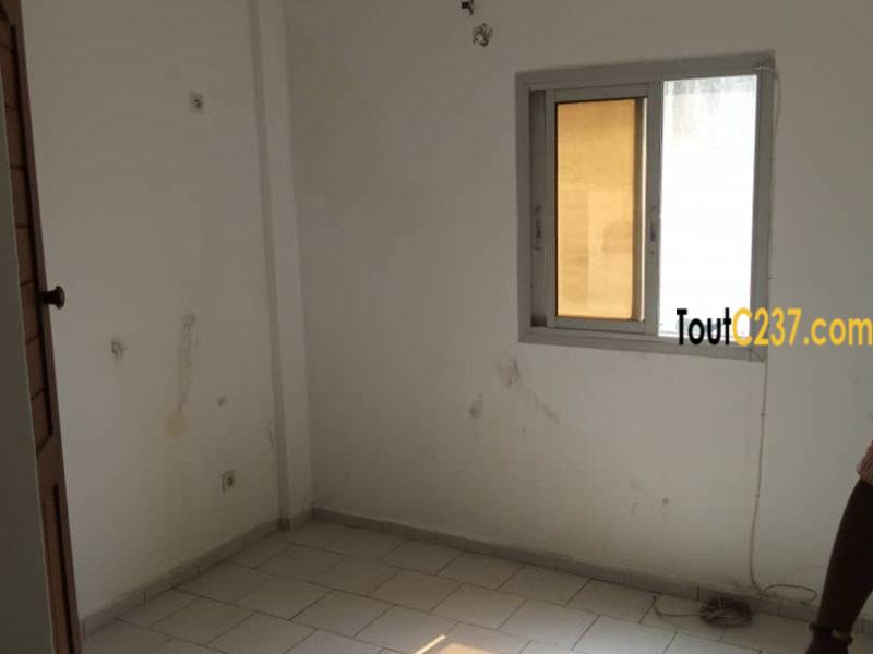 Studio moderne à louer à Bonapriso, Douala