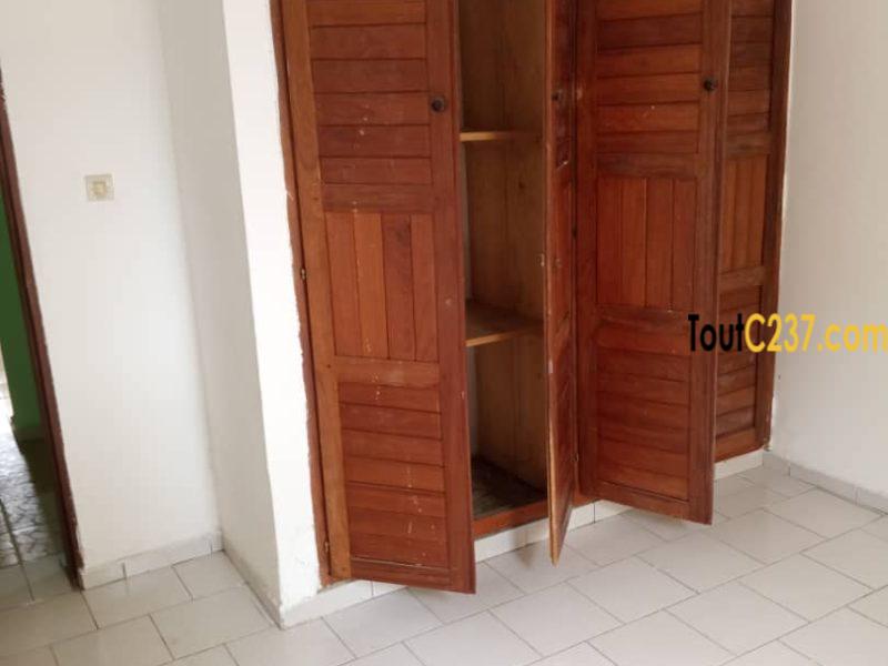 Studio moderne à louer à Bonapriso, Douala