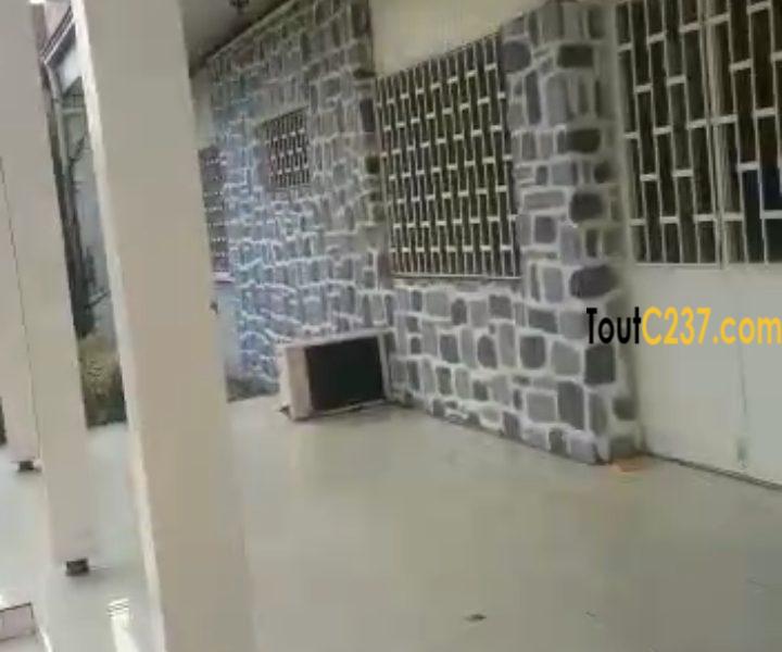 Vaste villa à louer à Akwa Douala