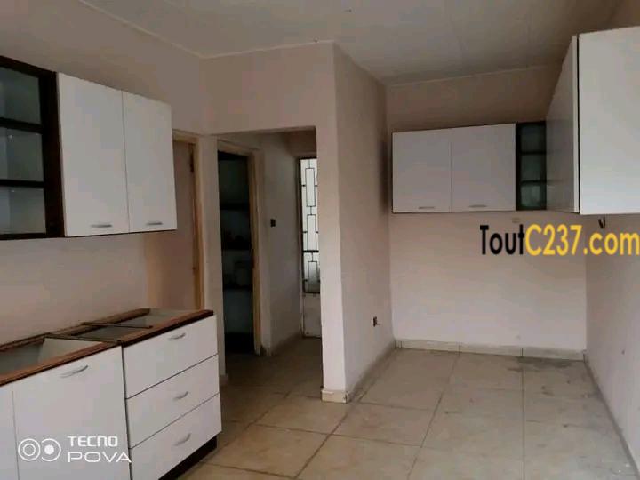 Maison en villa à louer à Bonaberi