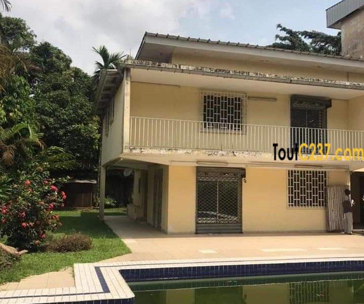 Maison en duplex à louer à Bonapriso