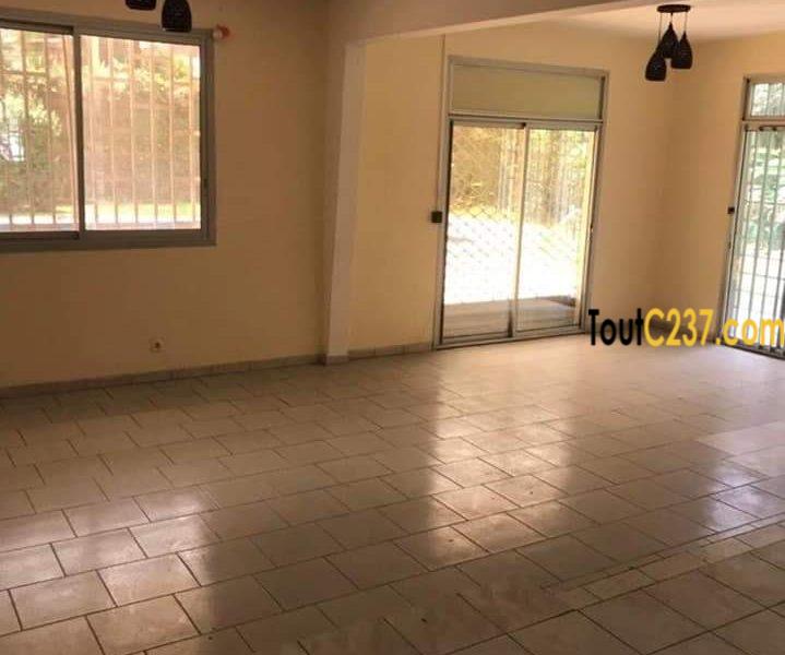 Maison en duplex à louer à Bonapriso