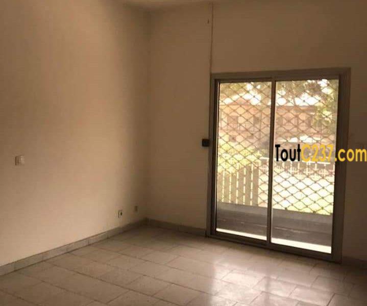 Maison en duplex à louer à Bonapriso