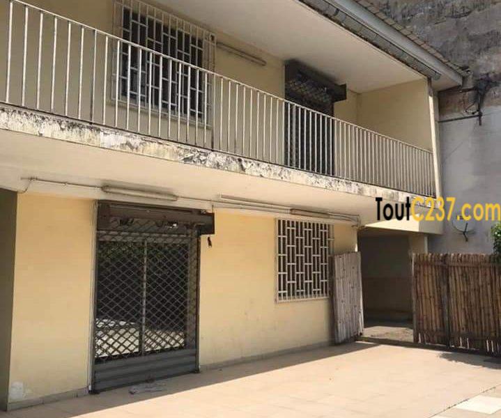 Maison en duplex à louer à Bonapriso