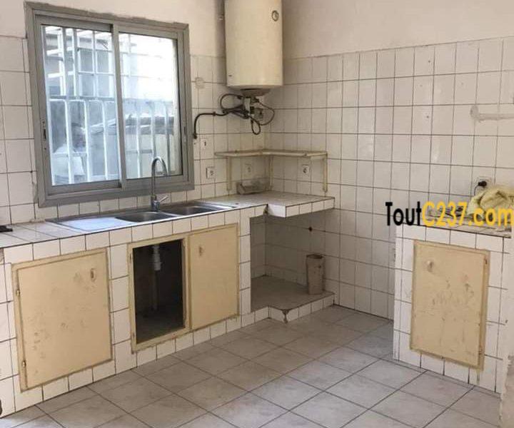 Maison en duplex à louer à Bonapriso