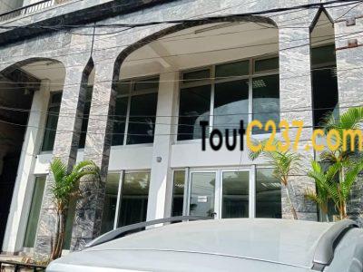 Espace commercial à louer à Bonapriso