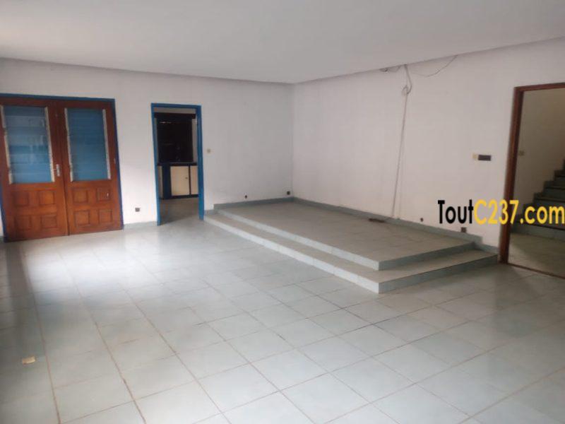 Maison en duplex à louer à a Makepe