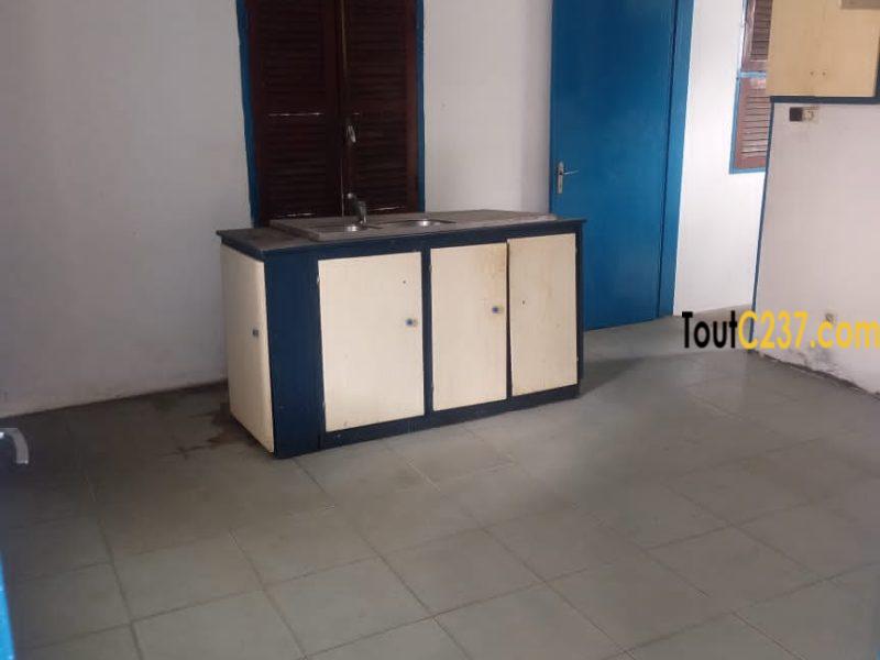 Maison en duplex à louer à a Makepe