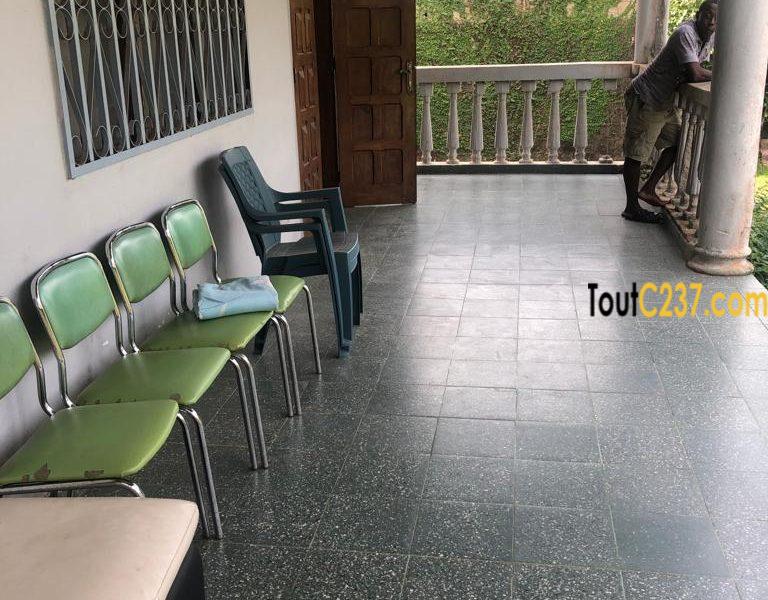 Maison en villa à louer à Makepe
