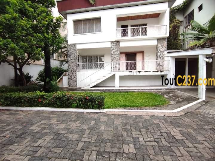 Maison en duplex à louer à Bonapriso