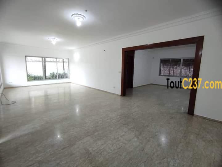 Maison en duplex à louer à Bonapriso