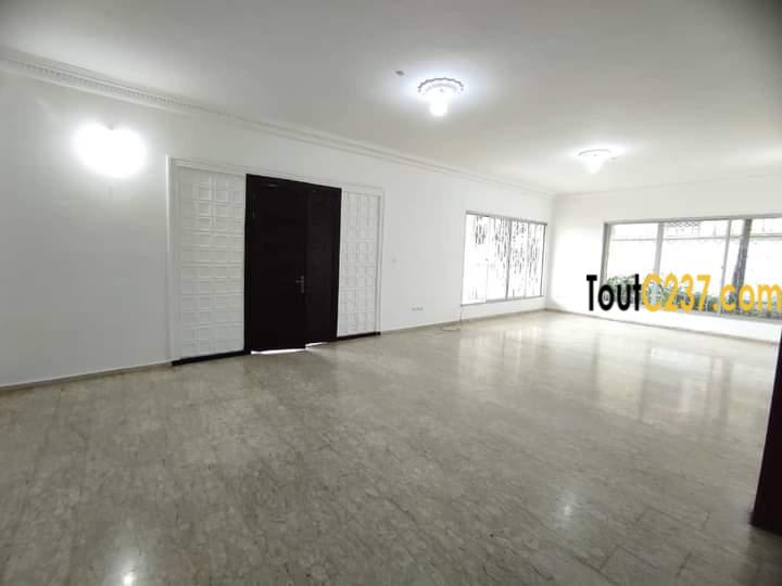 Maison en duplex à louer à Bonapriso