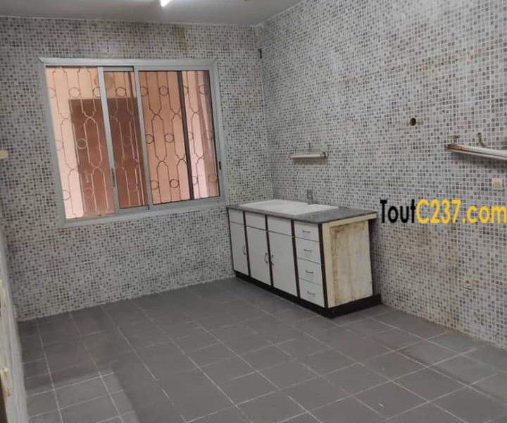 Maison en duplex à louer à Bonapriso