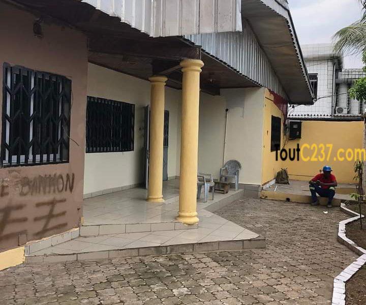 Maison en villa à louer à Makepe