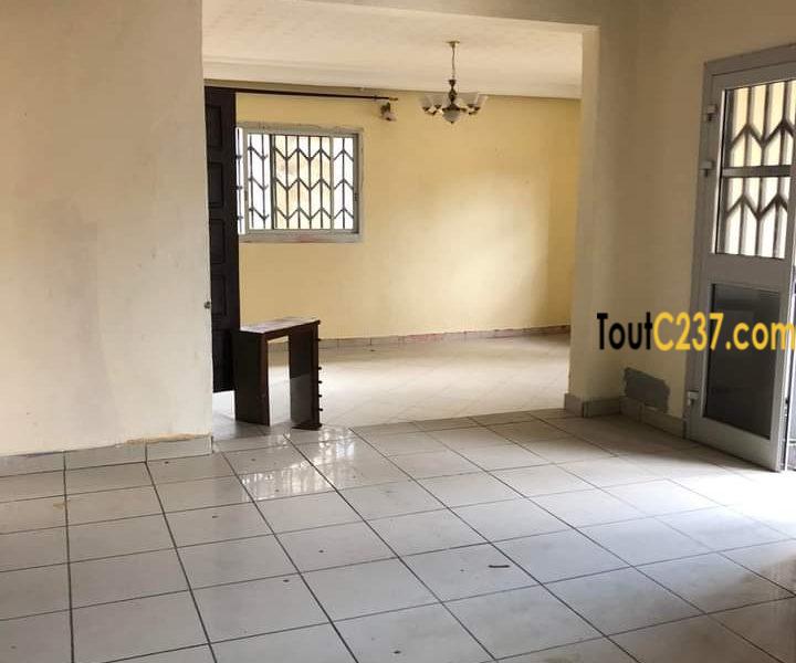 Maison en villa à louer à Makepe