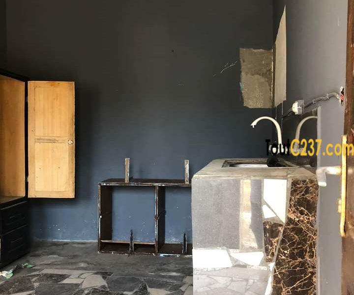 Maison en villa à louer à Makepe