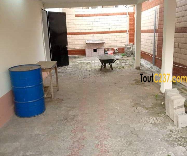 Maison en villa à louer à Deido