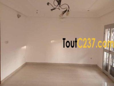 Maison en villa à louer à Deido