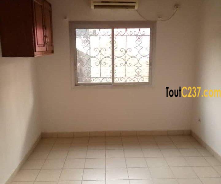 Maison en villa à louer à Deido