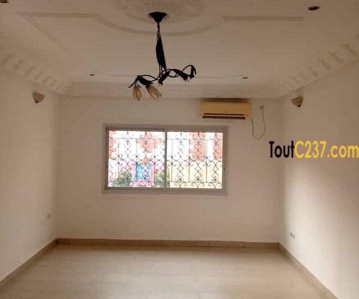 Maison en villa à louer à Deido