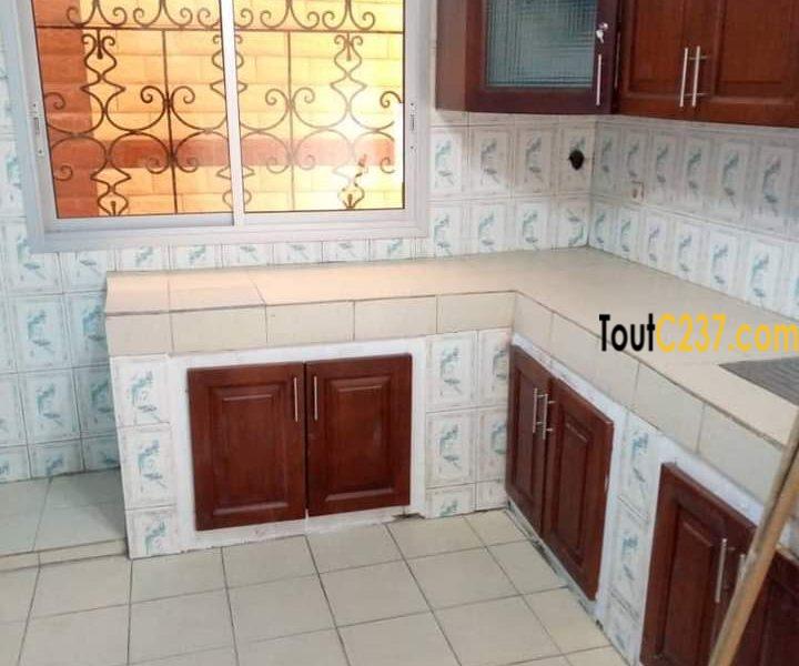 Maison en villa à louer à Deido