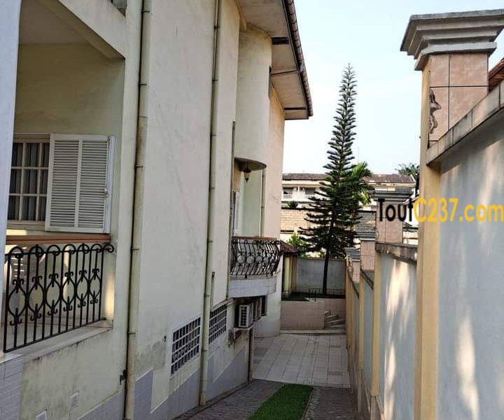 Maison en Triplex à vendre à Bonanjo
