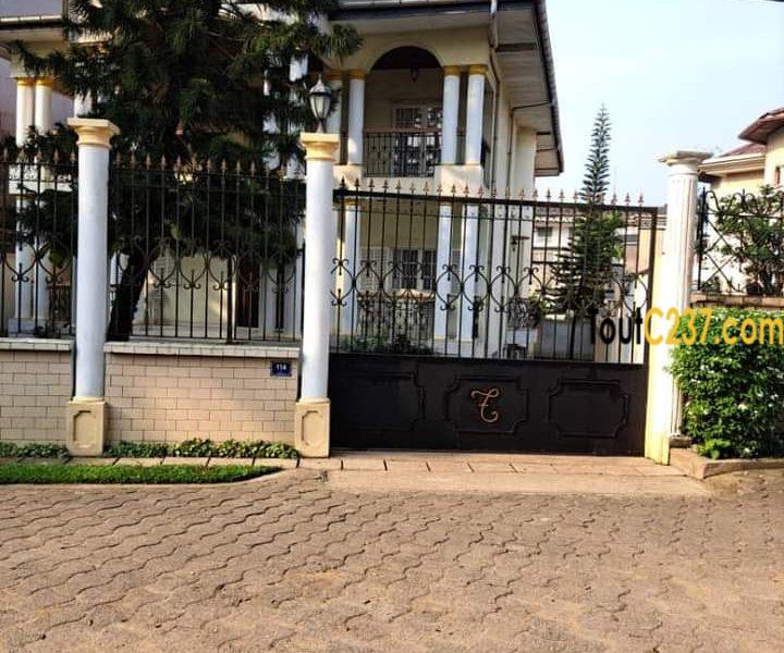 Maison en Triplex à vendre à Bonanjo