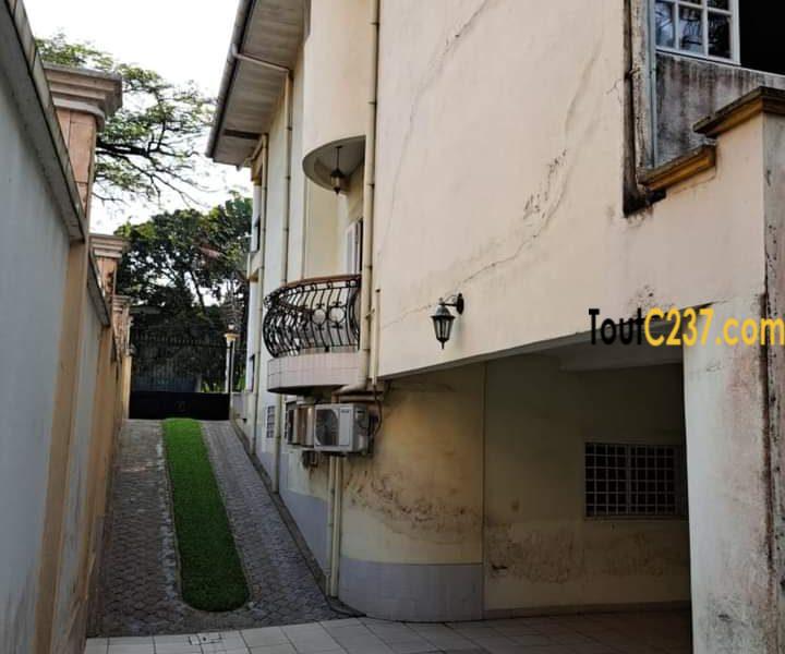 Maison en Triplex à vendre à Bonanjo