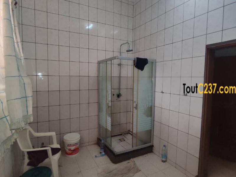 Maison en duplex à louer à Bonamoussadi