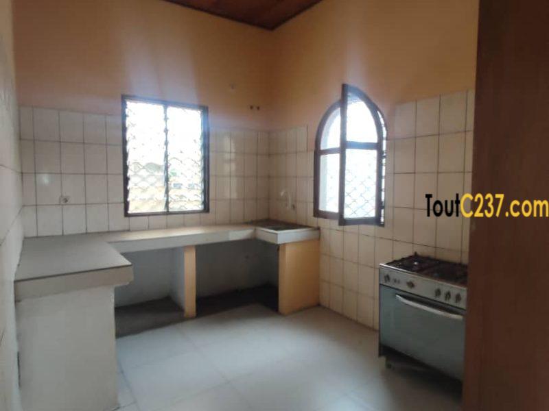 Maison en duplex à louer à Bonamoussadi